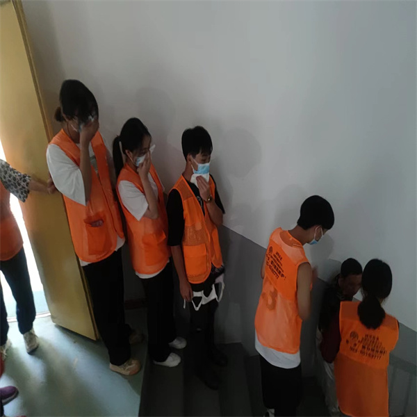 学生排队.jpg